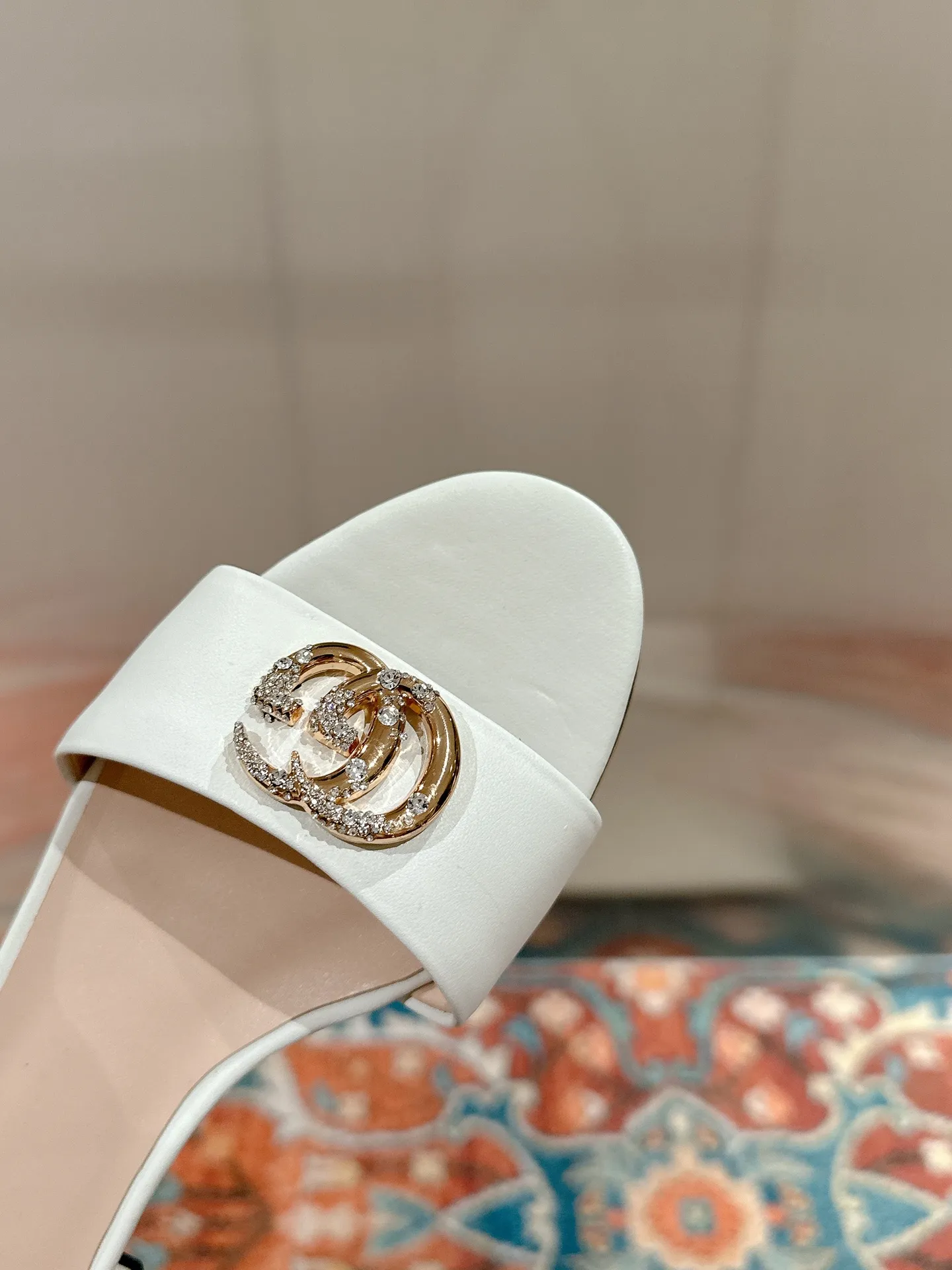 👟👟Ex-factory price 520👟👟 Every detail of Gucci's 2025 spring and summer new open-toe sandals and slippers has been carefully crafted, and design elements such as round toes and thick heels are cleverly used to create a fashionable retro style. The archived double G diamond-encrusted buckle details are reminiscent of the brand's fashionable atmosphere. ▪️Material: original custom sheepskin ▪️Inner lining/foot: high-end custom sheepskin ▪️Heel height: 1.0cm ▪️Number of yards: 35-39 (customized at 40.41.42, non-returnable)
